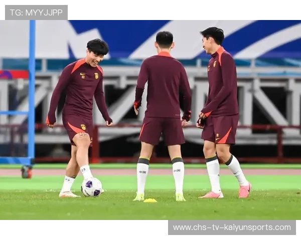 球星在替补席观看训练录像并参与战术讨论，备战更主动